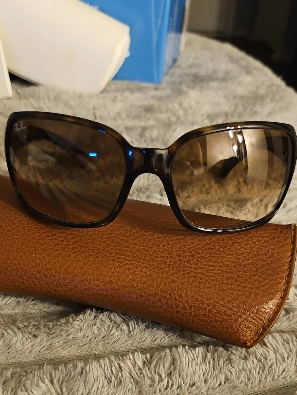 Ray-Ban retail 215